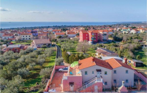 2 Bedroom Cozy Apartment In Peroj